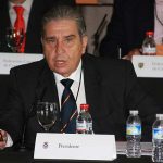 Igualmente, ha trasladado al CSD su decisión de proceder inmediatamente al cumplimiento del requerimiento que efectuó en su día la Subdirección General de Régimen Jurídico, en el sentido de repetir el proceso electoral para los órganos de gobierno y representación de laRFEC, para lo cual, ya ha dado las instrucciones oportunas a la asesoría jurídica, para que proceda a efectuar el desistimiento del recurso, al objeto de dejar sin efecto la situación procesal de cuestión sub iúdice, y consecuentemente, proceder al cumplimiento íntegro de la Resolución judicial en los términos señalados en el citado requerimiento, dando así satisfacción, a lo que al parecer, es el sentir mayoritario de los miembros de laRFEC.