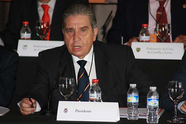 Igualmente, ha trasladado al CSD su decisión de proceder inmediatamente al cumplimiento del requerimiento que efectuó en su día la Subdirección General de Régimen Jurídico, en el sentido de repetir el proceso electoral para los órganos de gobierno y representación de laRFEC, para lo cual, ya ha dado las instrucciones oportunas a la asesoría jurídica, para que proceda a efectuar el desistimiento del recurso, al objeto de dejar sin efecto la situación procesal de cuestión sub iúdice, y consecuentemente, proceder al cumplimiento íntegro de la Resolución judicial en los términos señalados en el citado requerimiento, dando así satisfacción, a lo que al parecer, es el sentir mayoritario de los miembros de laRFEC.