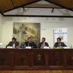 La publicación del libro de Santiago Ballesteros fomenta la caza segura En el día de ayer se celebró la presentación del libro ‘Seguros de caza y accidentes: aspectos prácticos’ de Santiago Ballesteros y que contó con una gran asistencia de público en el Museo de López Villaseñor de Ciudad Real. La presencia del Director General de Política Forestal y Espacios Naturales de la Junta de Castilla La Mancha, Rafael Cubero; José María Mancheño, presidente de MUTUASPORT y de Agustín Rabadán, presidente de la Federación de Caza de Castilla La Mancha permitió a los asistentes conocer en profundidad el contenido del libro y destacar su apuesta por la seguridad en la práctica cinegética. Rafael Cubero quiso poner en valor la importancia de la caza en la región así como las buenas relaciones con las Federaciones de las que destacó “una gran disponibilidad para el trabajo en común y su relevancia en la conservación del área forestal y de espacios naturales”. También destacó la capacidad del autor para escribir un libro riguroso, ameno e interesante. El presidente de MUTUASPORT, José María Mancheño quiso destacar el gran trabajo de Santiago Ballesteros “al poner la primera piedra de la Biblioteca Cinegética” así como destacar la labor cotidiana que se realiza para el fomento de la caza segura y responsable. “Muchos de los ataques que recibimos llegan desde personas que desconocen el trabajo que se realiza desde los diferentes organismos. Nosotros seguiremos trabajando”. Agustín Rabadán, incidió en la alta cualificación del autor no solo en su condición de gran aficionado a la caza sino también como abogado experto en legislación cinegética. “No hay mejor binomio. Es de agradecer el continuo trabajo de Santiago en la difusión de los derechos y obligaciones del cazador como mejor garantía de su seguridad”. Para finalizar el autor, Santiago Ballesteros, agradeció la confianza depositada por parte de MUTUASPORT para inaugurar la Biblioteca Cinegética. Realizó un breve repaso histórico y literario de la caza como seña de identidad cultural. Evidenció su gran compromiso con la caza segura y responsable en beneficio de todos. “Disponer de un buen seguro es imprescindible. La práctica cinegética tiene una serie de riesgos que no debemos aminorar”.