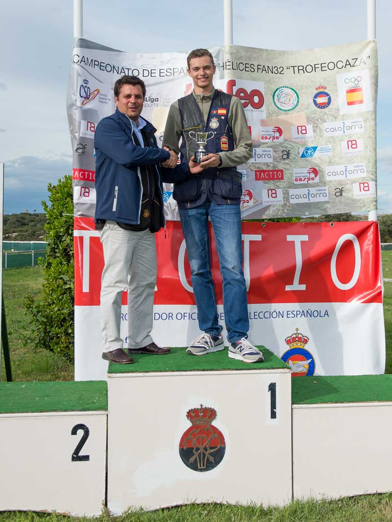 Jose Martí entrega el premio Junior a Javier Fernández