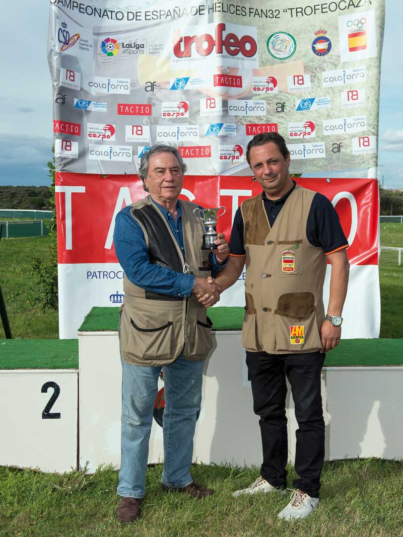 Victor Hernández entrega el premio Superveteranos a Fernando Pérez