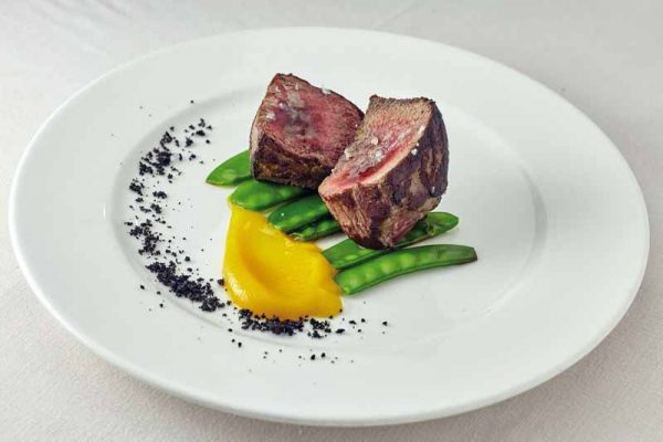 venado-con-tirabeques-y-pure-de-calabaza