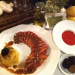 Solomillo-de-jabalí-con-salsa-de-trufas-y-patatas-panaderas