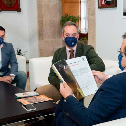 La Junta de Extremadura se hace eco por redes sociales del encuentro entre Vara y el presidente de Fedexcaza