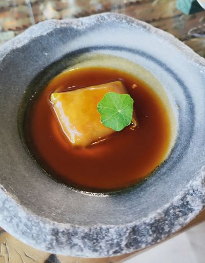 Ravioli de pato sobre puré de hongos y su caldo ligado
