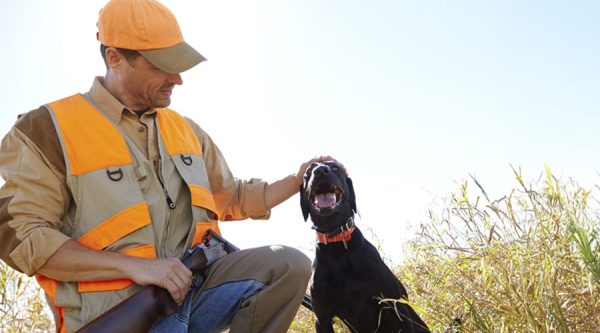Cazador con su perro de caza en Trofeo caza y conservación