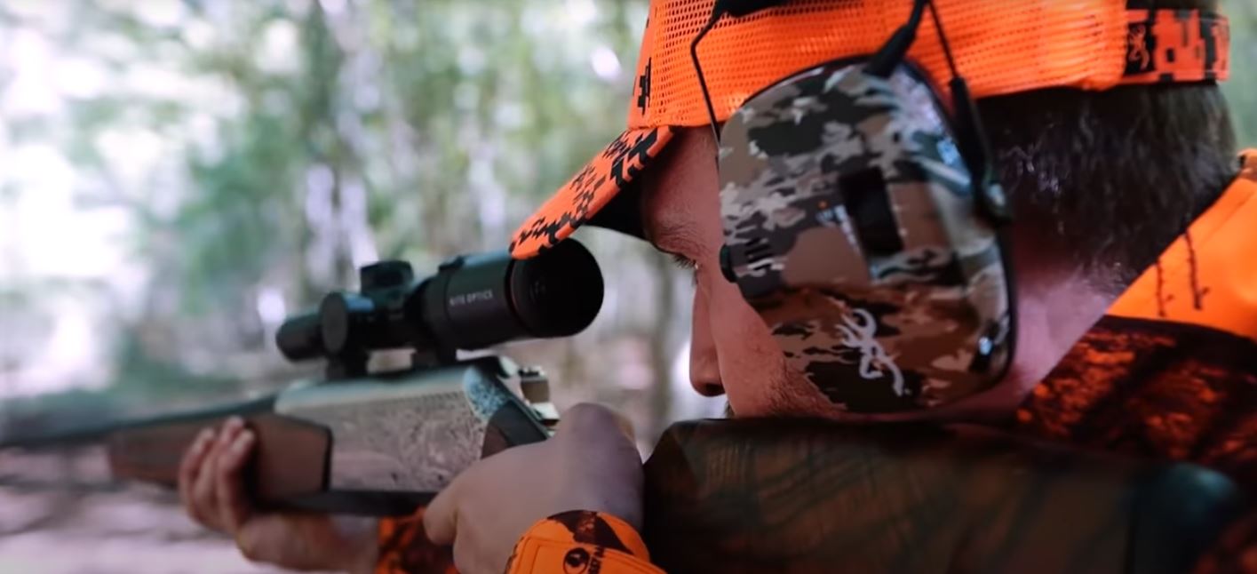 Nuevo rifle de browning en trofeo caza y conservación