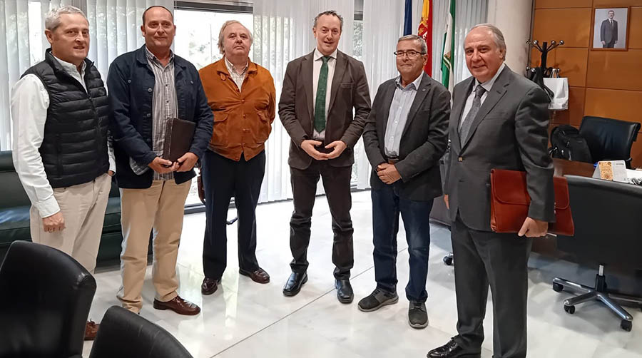 Asociación de guardas de cotos de caza reunidos con la Junta de Andalucía en Trofeo caza
