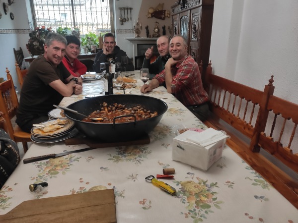 comiendo despues de la caza menor en trofeo caza y conservación