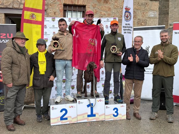 podium Campeonato de España de Caza Menor con Perro en trofeo caza y conservación
