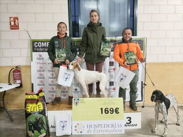 aPODIUM-CAMPEONA-EXTREMADURA-MUESTRA-MUJERES- en trofeo caza y conservación