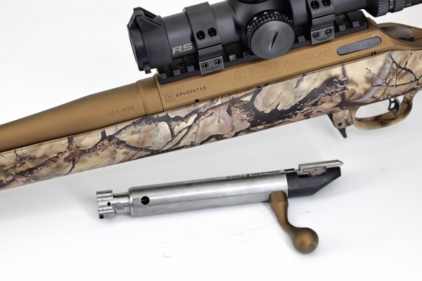 el cerrojo del rifle en trofeo caza y conservación