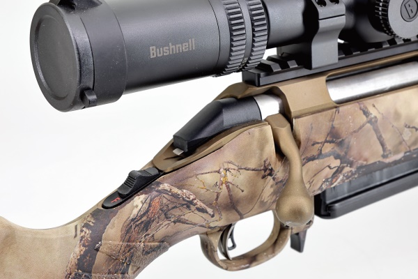 el seguro del rifle en trofeo caza y conservación