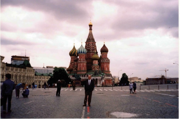 Tony frente a la catedral en moscu en trofeo caza y conservación