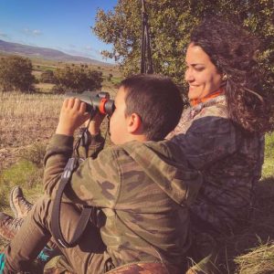 cazadora con su hijo en trofeo caza y conservación