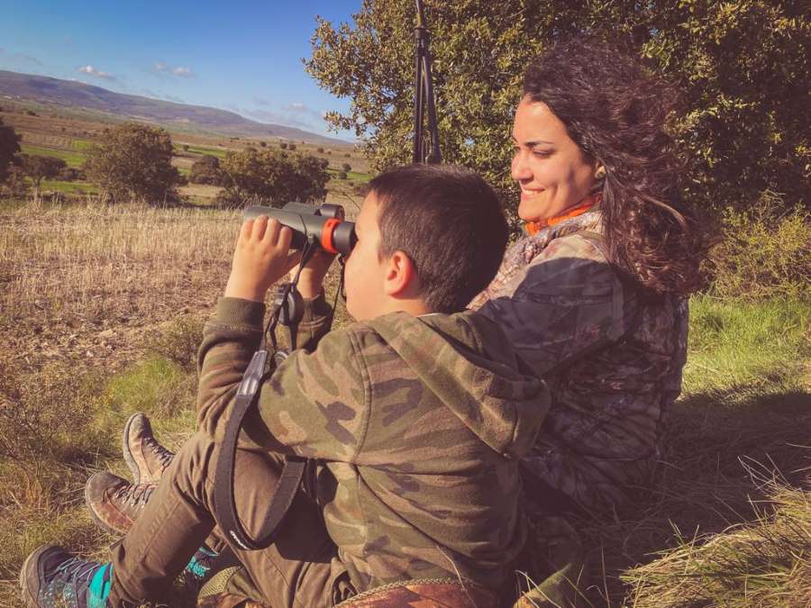 cazadora con su hijo en trofeo caza y conservación