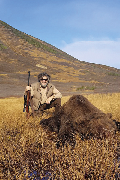 Alberto Núñez Seoane con el gran oso de Kamchatka.