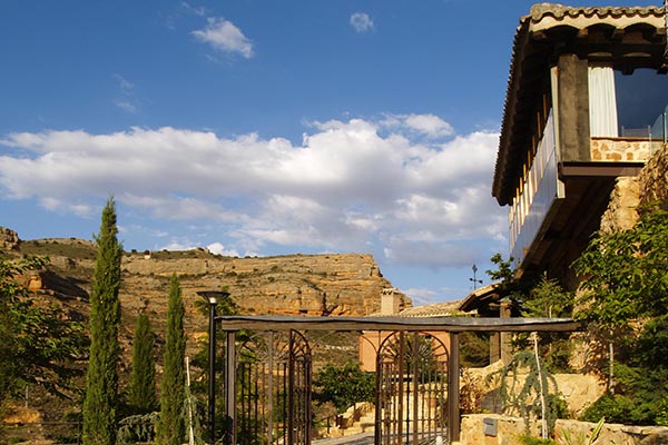Entrada a la casona y castillo de Somaén en Trofeo caza y conservación