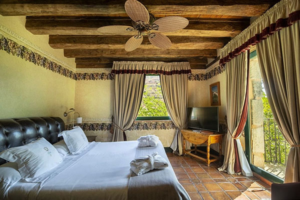 Habitación de la casona en Somaén en Trofeo caza y conservación