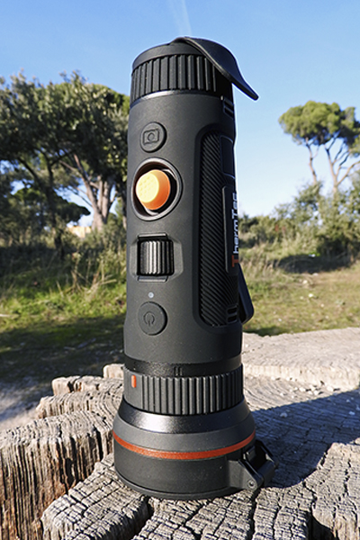Rueda de enfoque junto al joystick multifuncion de Monocular térmico premium Wild-DL de ThermTec en Trofeo caza y conservacion