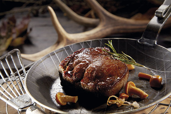 Filete grueso y jugoso de venado salvaje a la parrilla en Trofeo caza y conservacion