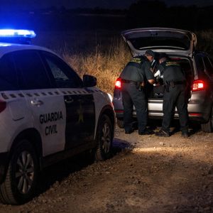 Inspección nocturna en carretera rural en Trofeo caza y conservacion