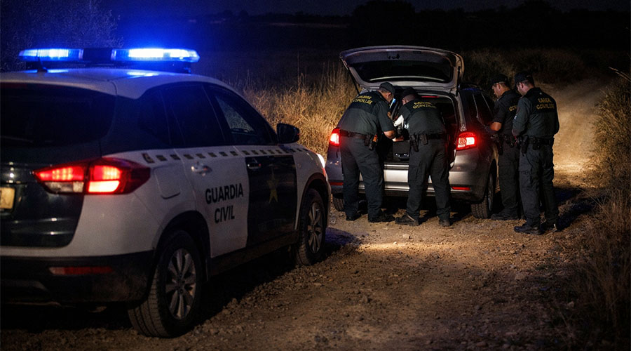 Inspección nocturna en carretera rural en Trofeo caza y conservacion