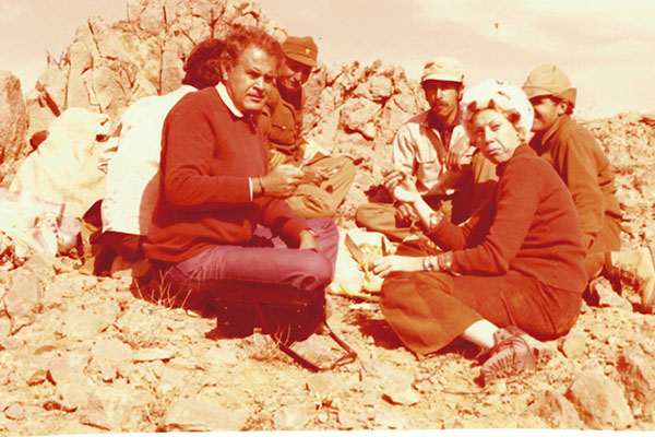 Isabel, Tony y el personal que los acompañaba en las cacerías, comiendo `cómodamente´ en un `restaurante´ iraní en cumbre de una montaña en Trofeo caza y conservacion 
