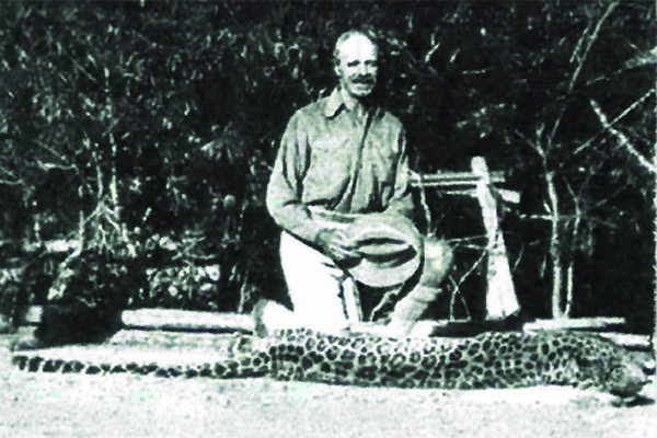 Jim Corbett con el leopardo Rudra Prayag en Trofeo caza y conservacion
