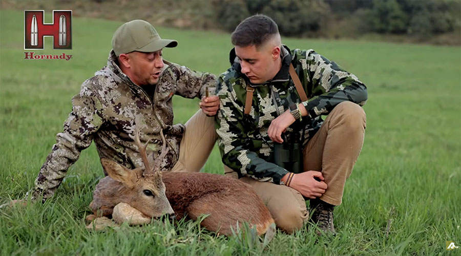 Cazadores mostrando munición Hornady junto a un corzo abatido en montaña en Trofeo caza y conservación