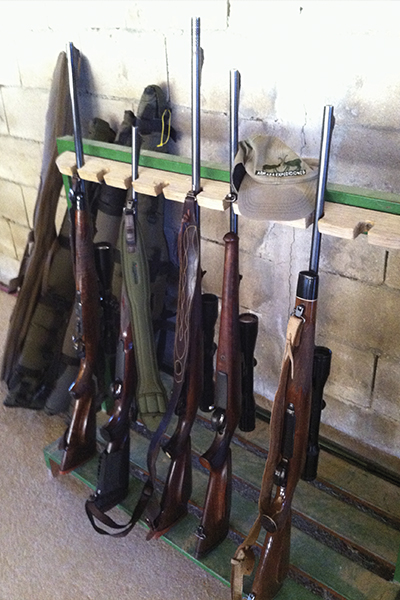 La longitud del cañón no tiene nada que ver con la precisión de un rifle. En esta foto vemos varios rifles que participaron en un concurso del Safari Club Internacional. Mi diminuto .243 Win., a pesar de ser el más corto de todos, fue el que ganó esta competencia de precisión.