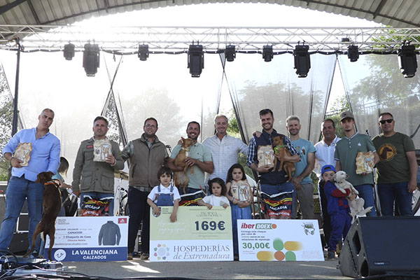 ganadores, patrocinadores y voluntarios en el XI Día del Cazador Extremeño en Trofeo caza y conservacion