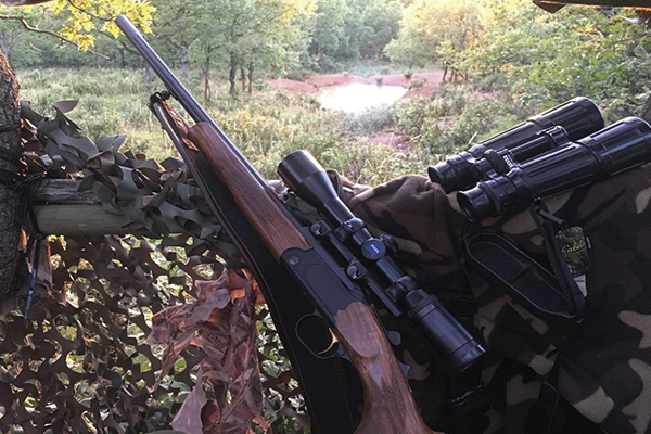 Este corto y compacto monotiro apenas mide 91 cm de longitud. En calibre .270 es uno de los rifles más cómodos, compactos, manejables y fáciles de disparar que he tenido. 