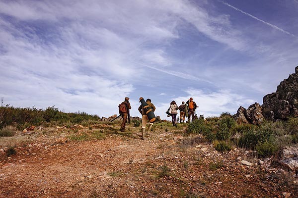 Cazadores subiendo a la cuerda en Trofeo caza y conservacion