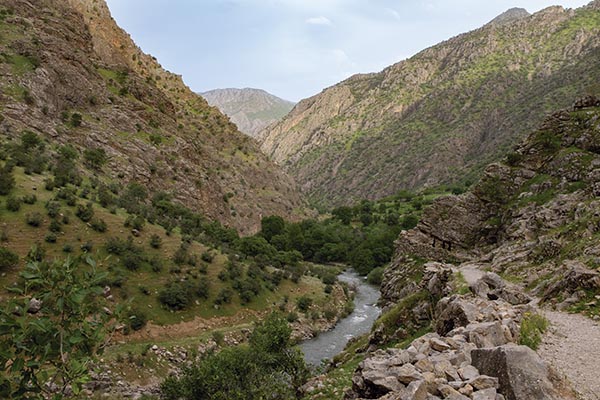 Paisaje entre dos montañas en Irán con Trofeo caza y conservacion
