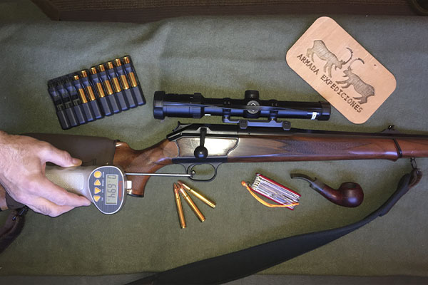 Rifle para monteria acompañado de un dinamometro Blaser Stutcen 9,3 en Trofeo caza y conservacion