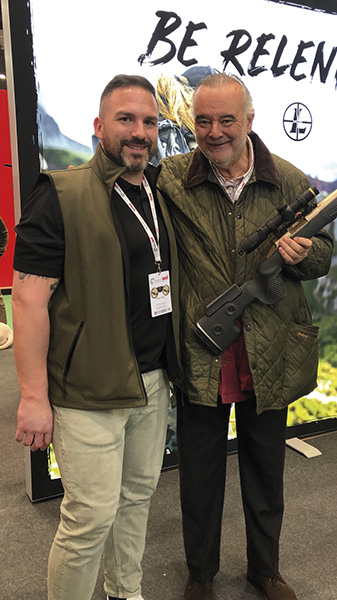 Roque Armada mostrando visor Leupold en Trofeo caza y conservacion