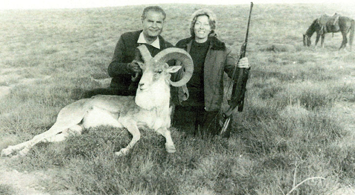 Tony y su mujer Isabel con un urial de Irán en Trofeo caza y conservacion