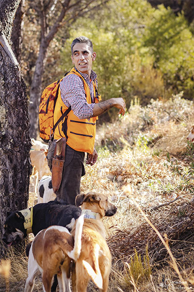 rehalero con los perros de caza en trofeo caza y conservacion