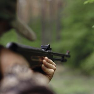 Hombre cazando con su arma en Trofeo caza y conservacion