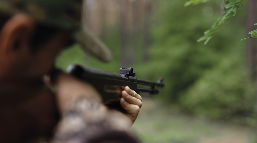 Hombre cazando con su arma en Trofeo caza y conservacion