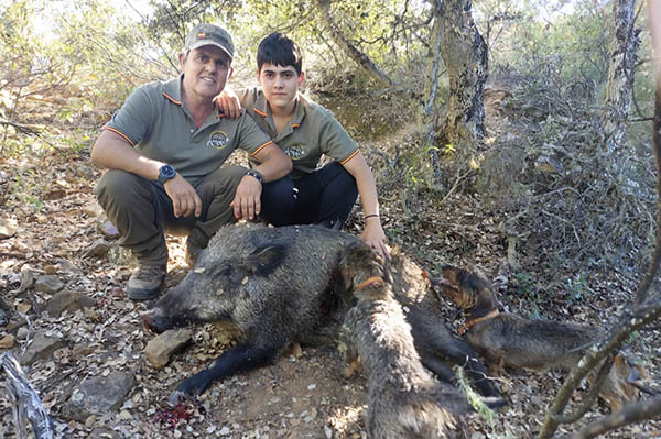 Pablo de Cinegética La Trocha con su hijo de esperas en Trofeo caza y conservacion