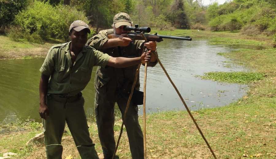 Guía práctica de Roque Armada sobre armas, calibres, visores y técnica de tiro para un safari de antílopes en África, con consejos para elegir equipo y practicar antes del viaje.
