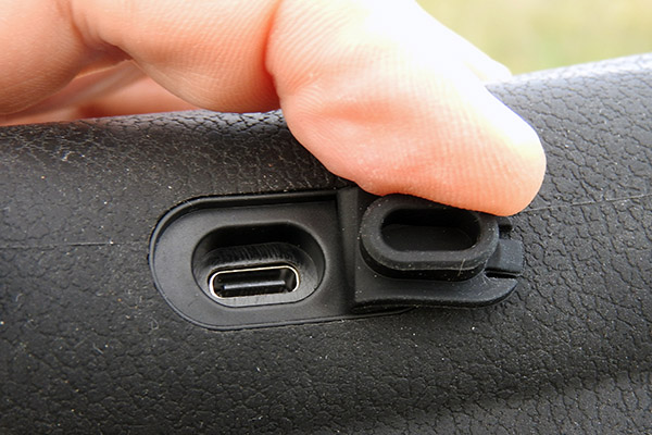 Puerto usb del binocular Ventus de Thermtec en Trofeo caza y conservacion