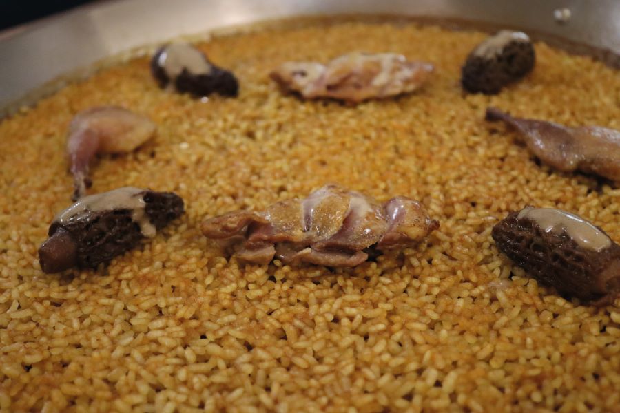 Receta de arroz con codorniz de maíz reposada y colmenillas rellenas, con consejos para cocinar esta pieza de caza menor