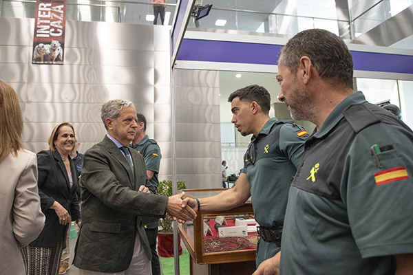 guardia civil en revista trofeo caza conservacion