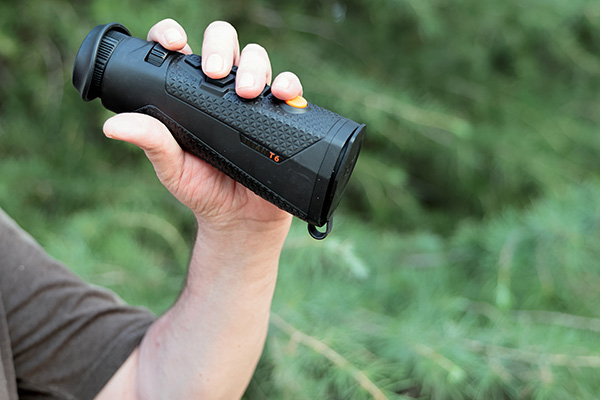 monocular en una mano en revista trofeo