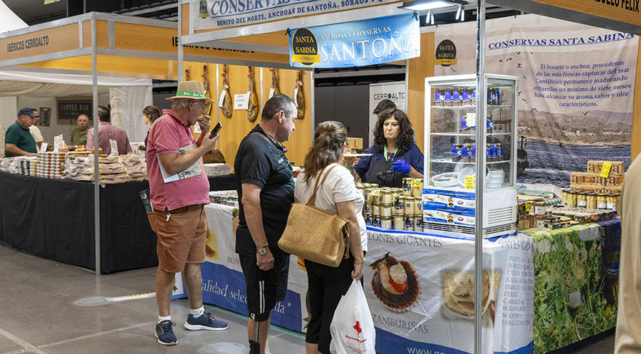 ambiente feria intercaza en revista trofeo caza