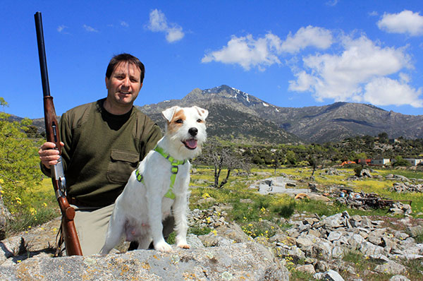 cazador con perro en revista trofeo caza