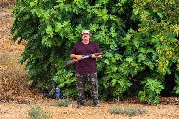 cazador de palomas en el puesto en revista Trofeo Caza copia